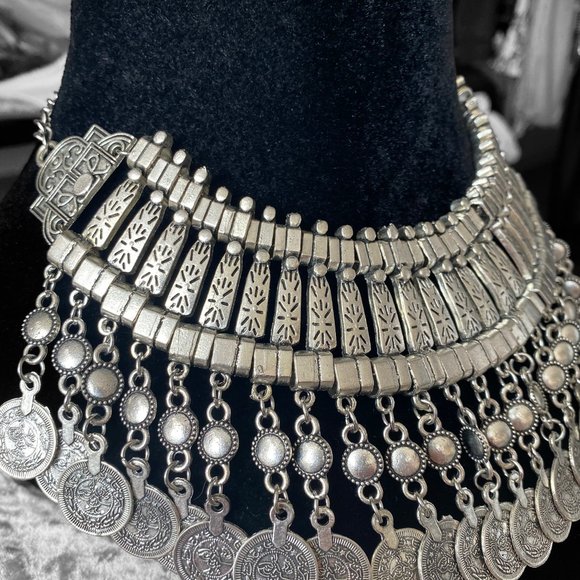 GORGEOUS STATEMENT CHOKER (EUC) - Picture 4 of 8